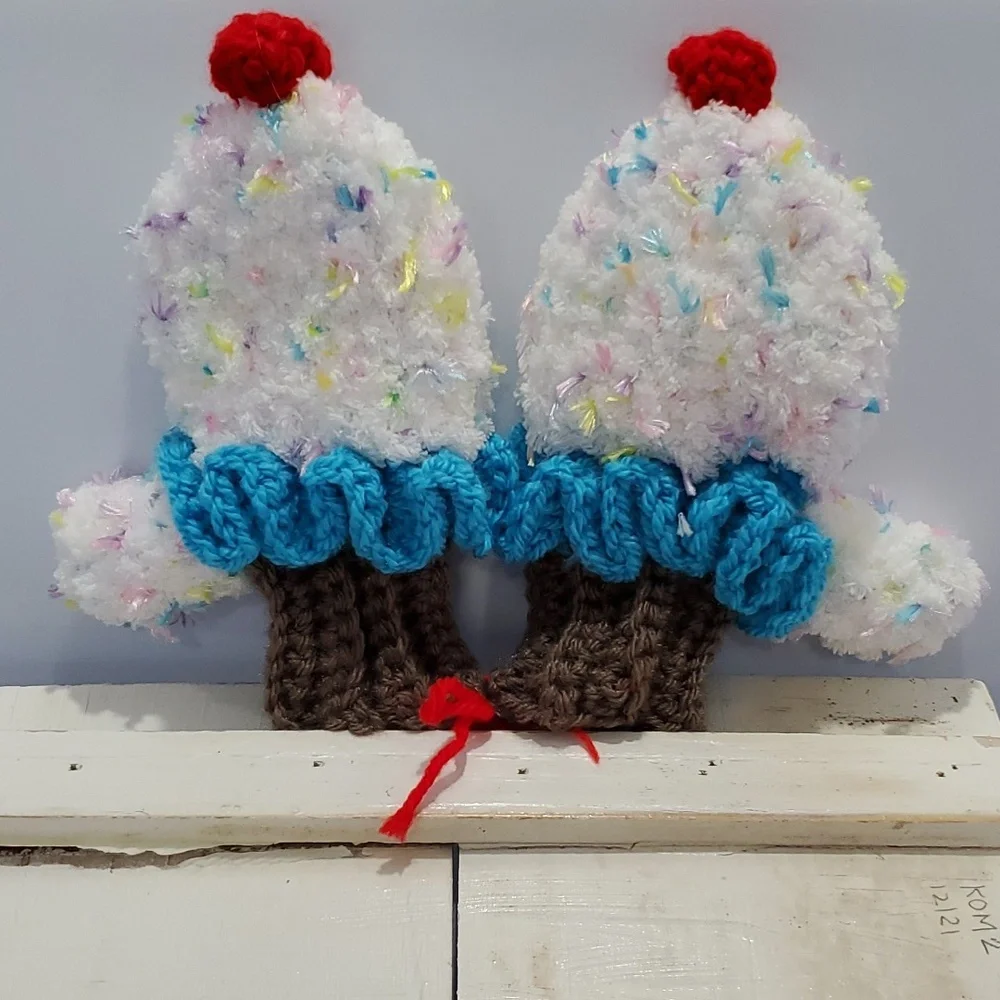 Handmade Crochet White and Turquoise Cupcake Mittens Size Toddler NWOT